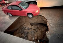 Cierran puente de Terrazas del Valle por socavón, vehículo estuvo a punto de caer.