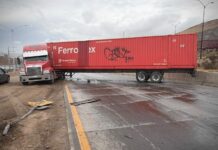 Tráiler derrapa y bloquea el bulevar 2000 tras lluvias en Tijuana.