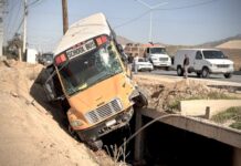 Camión con estudiantes sale del camino tras choque en el bulevar 2000.