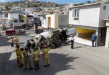 Revolvedora vuelca e impacta vivienda en Santa Fe V Sección, vivienda fue etiquetada en rojo.
